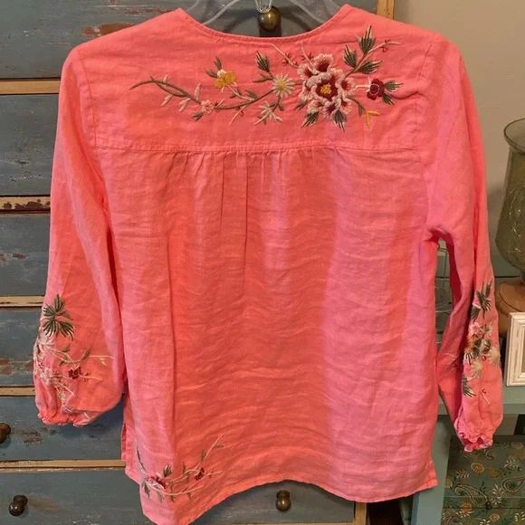Johnny Was sz small light peachy/orange embroidered shirt sleeve top - Picture 7 of 8